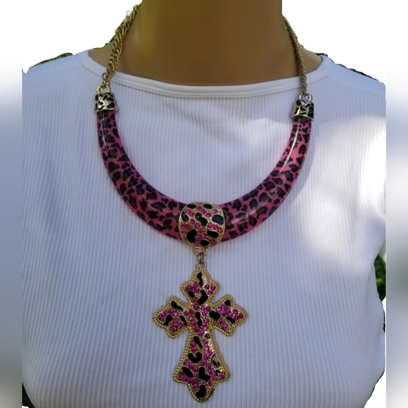 PINK CHEETAH PRINT & RHINESTONE CROSS STATEMENT NECKLACE - Picture 1 of 7